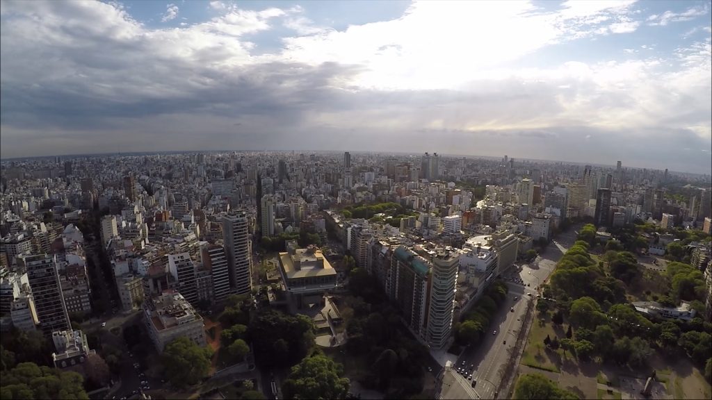 imagen aérea de la ciudad de buenos aires en representación del artículo "hacia el desarrollo integral de ciudades" de CIPPEC
