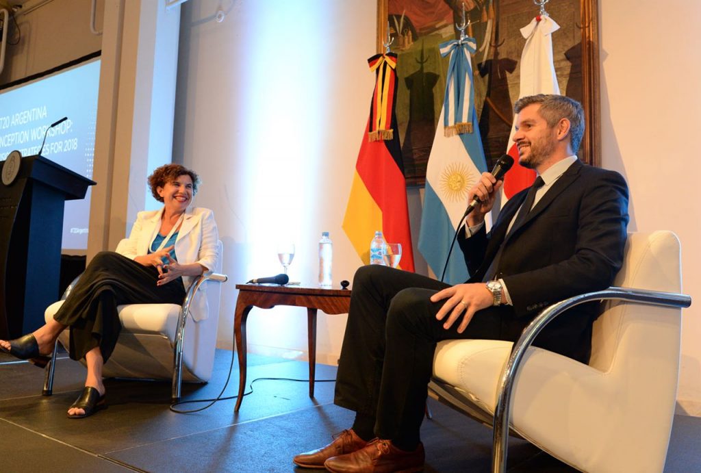 El Jefe de Gabinete de Ministros, Marcos Peña, junto a la Directora Ejecutiva de CIPPEC, Julia Pomares en el T20 Argentina