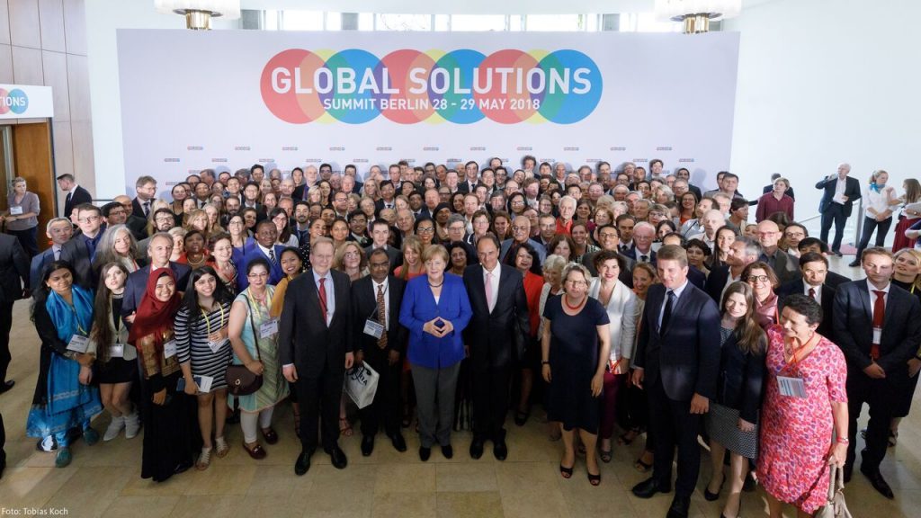 Ángela Merkel junto a los participantes de la primera jornada de la Cumbre para la Solución de Problemas Globales