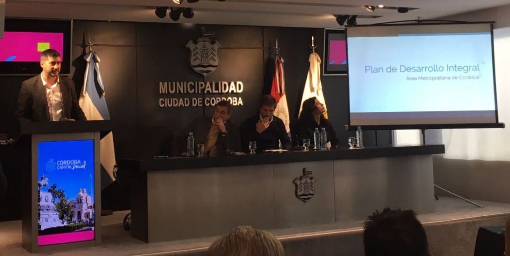 Imagen del lanzamiento del Plan de Desarrollo Integral del Área Metropolitana de Córdoba - Representantes de CIPPEC y la Municipalidad de Córdoba