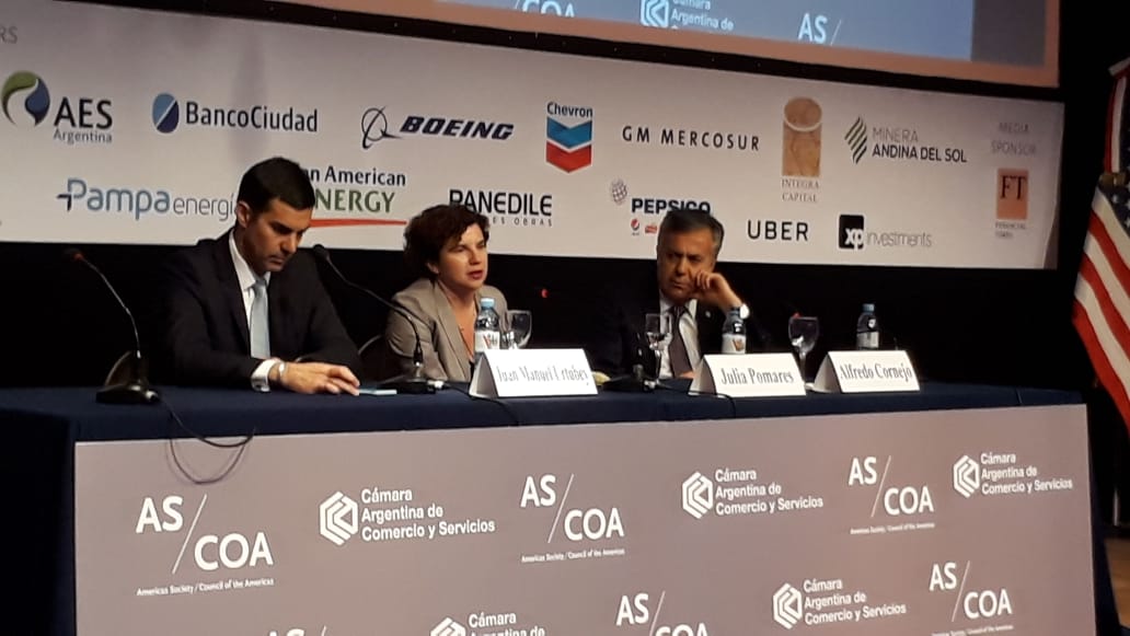 Julia Pomares (CIPPEC), junto a los gobernadores Alfredo Cornejo (Mendoza), y Juan Manuel Urtubey (Salta), en el panel “Una conversación con gobernadores argentinos” del evento anual del Consejo de las Américas y la Cámara de Comercio y Servicios de Argentina (CAC)