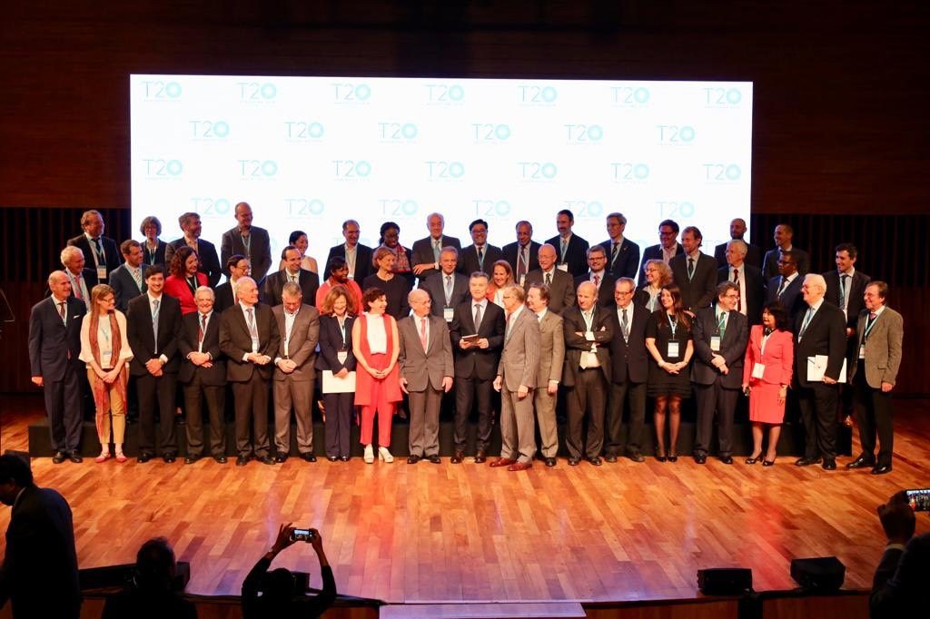 El presidente de la Nación, Mauricio Macri, junto a participantes de la Cumbre del T20 Argentina