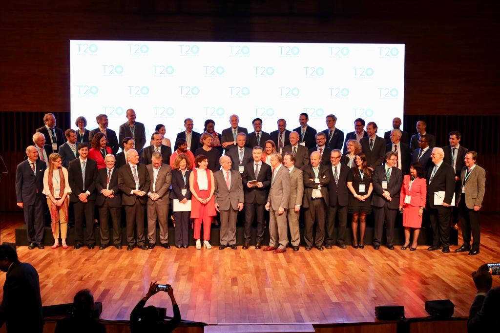 El presidente de la Nación, Mauricio Macri, junto a participantes de la Cumbre del T20 Argentina