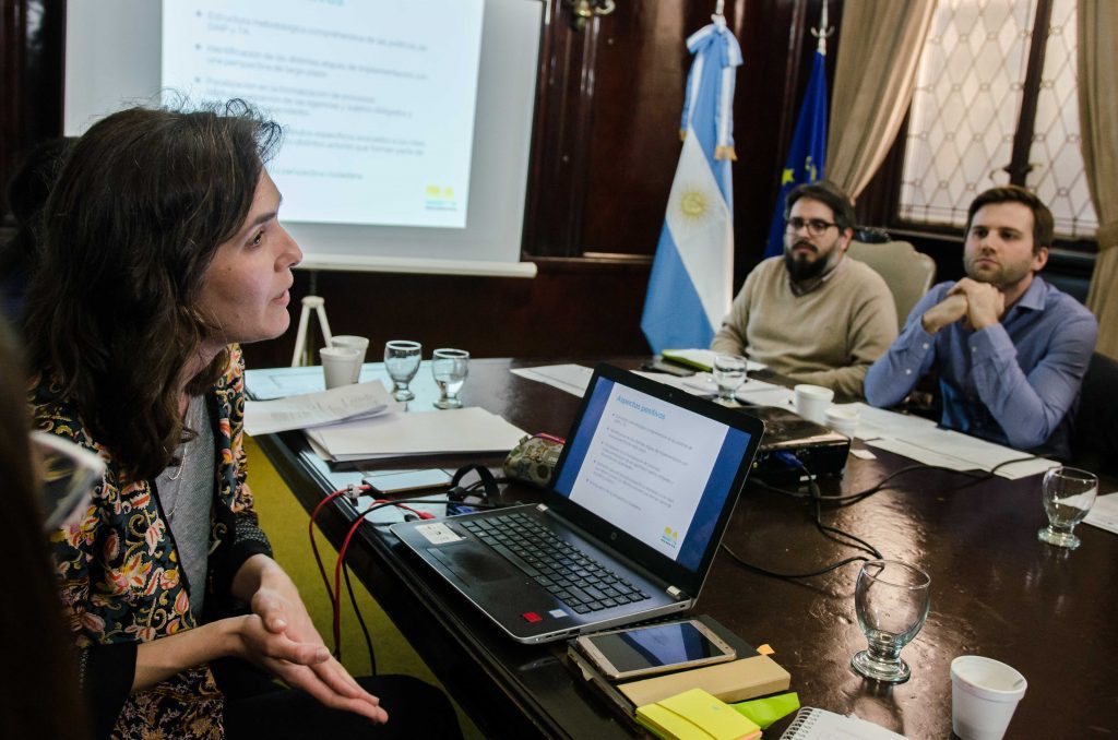 Imagen de Emiliano Arena (programa de Monitoreo y Evaluación de CIPPEC) Junto a representantes de dos instituciones en el taller para fortalecer las políticas de acceso a la información pública organizado por EuroSocial y el Ministerio del Interior.