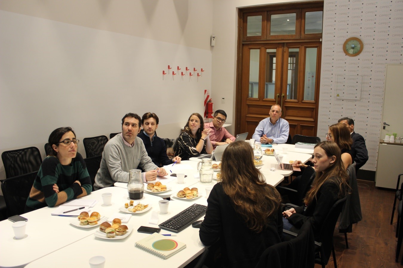 Reunión sobre empresas públicas en el auditorio de CIPPEC con representantes de nuestra organización y otras entidades.