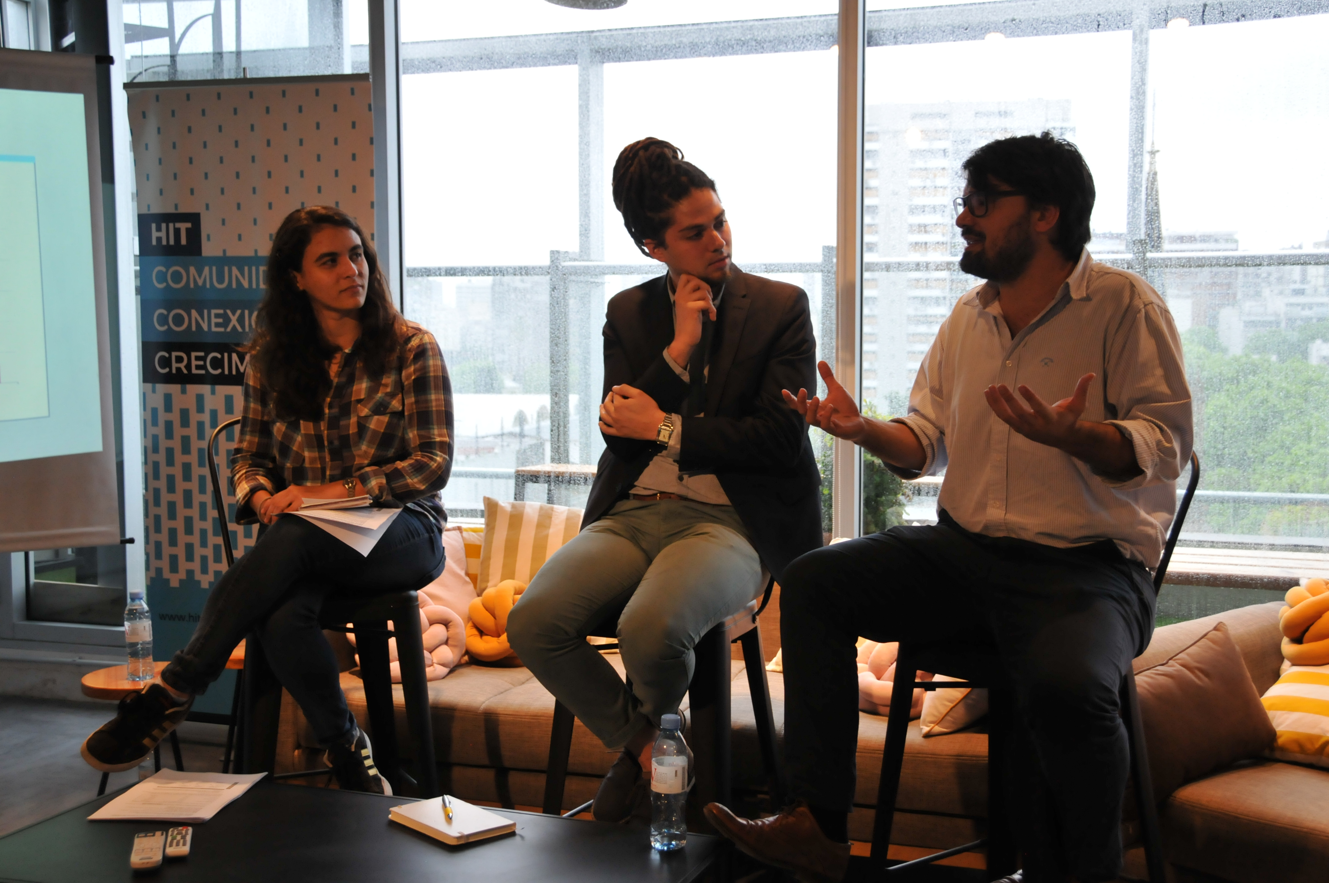 Imagen de Iván Matovich (CIPPEC) junto a dos expositoras en el panel “Educación para la Cuarta Revolución Industrial” del evento “Moldeando el Futuro del Trabajo”